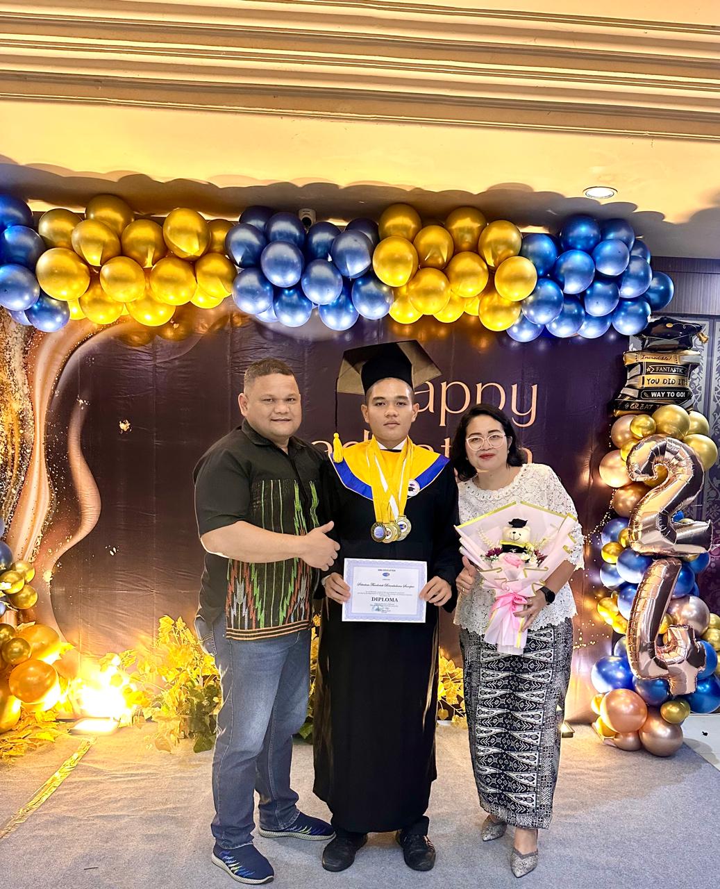 Sebastian Theodorick Bramkakana Sianipar foto bersama dengan kedua orang tuanya AKBP Firman VWA Sianipar SH MH dan dr Evaline Meliasary Bukit MKes di Hotel Furaya Pekanbaru, Sabtu (11/5/2024).