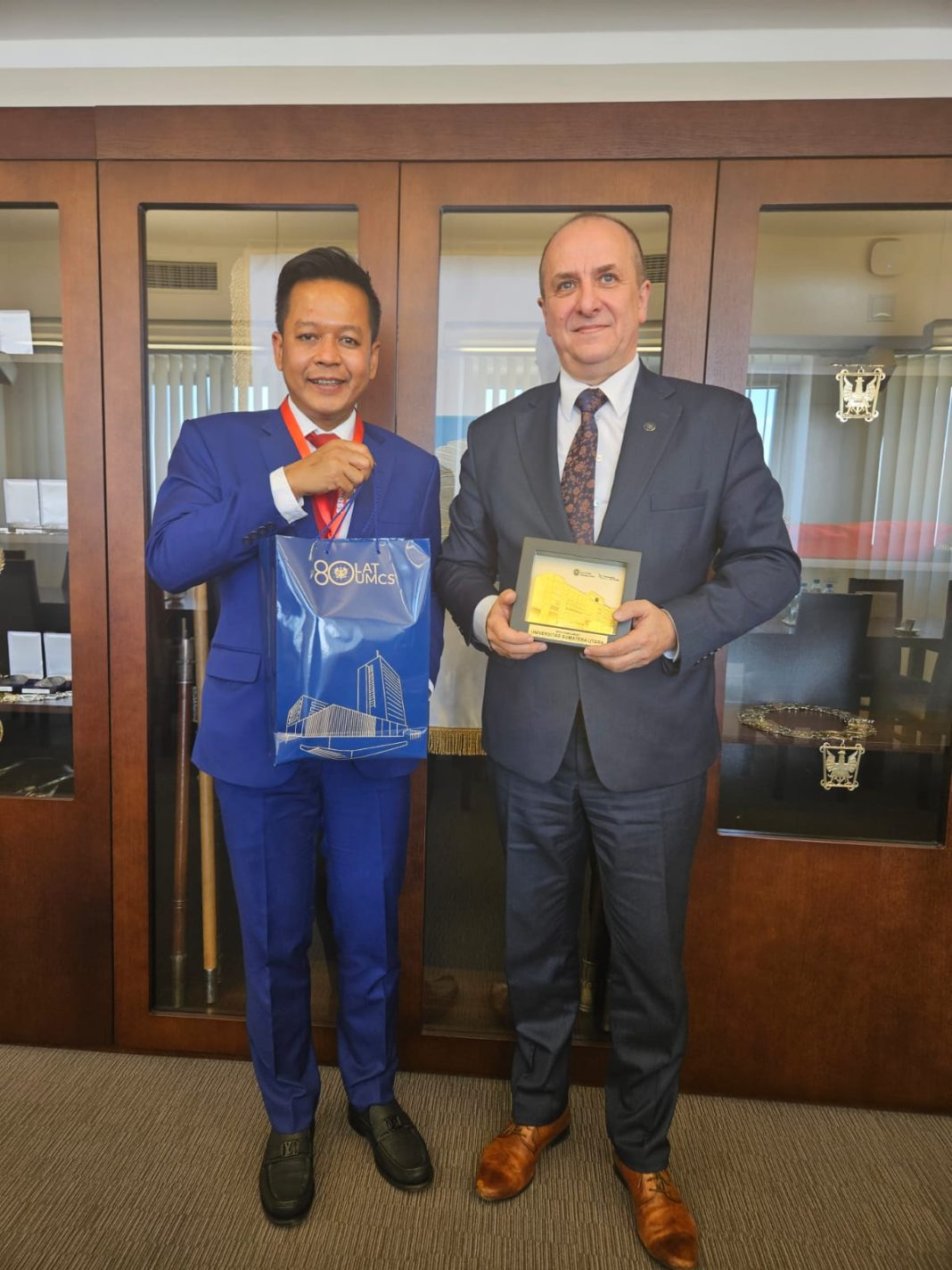 Rektor USU Prof Muryanto Amin SSos MSi dengan Rektor University Marie Curie Skolowdoska (UMCS) Prof Radoslaw Dobrowolski PhD DEnv. (Dok/USU)