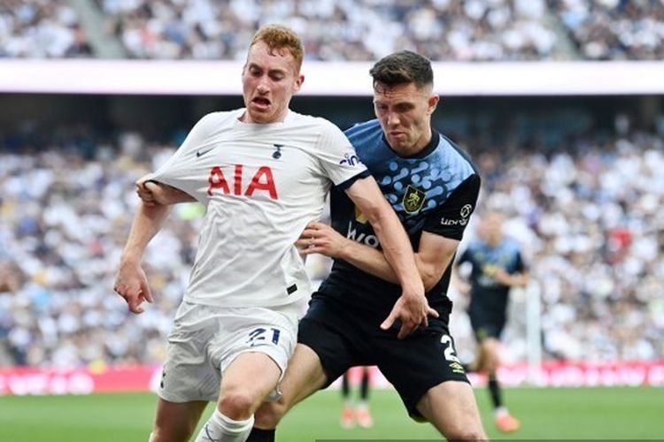 Gelandang Tottenham, Dejan Kulsevski, tengah berduel dengan bek Brunley, Dara O'Shea, dalam lanjutan Liga Inggris 2023-2024 antara Tottenham vs Burnley, Sabtu (11/5/2024) malam WIB.