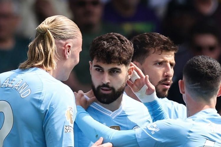 Bek Man City, Josko Gvardiol, berselebrasi bersama rekan setimnya seusai mengemas gol dalam lanjutan Liga Inggris antara Fulham vs Man City di Stadion Craven Cottage, Sabtu (11/5/2024) malam WIB.