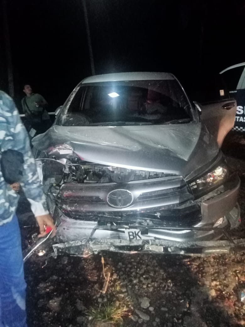 Kondisi mobil Innova warna silver usai ditimpa batu yang jatuh dari lereng Jalan Jamin Ginting Km 37, Desa Sibolangit, Kecamatan Sibolangit, Kabupaten Deliserdang, Sabtu (11/5/2024) malam. (Dok/Kanit Lantas Polsek Pancurbatu)