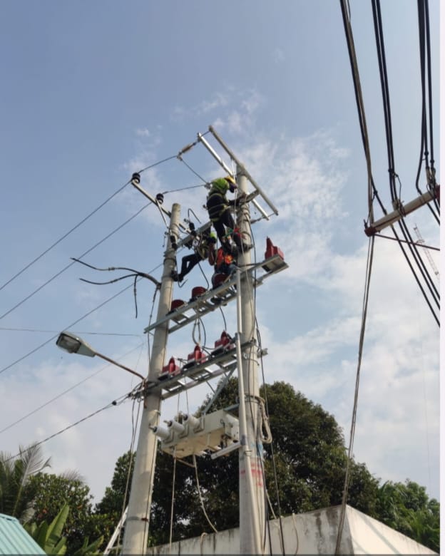 Petugas PLN sedang melakukan pemasangan permohonan Pasang Baru pelanggan atas nama Yakin Antony dengan daya 555 kilo Volt Ampere (kVA) di PLN Unit Pelaksana Pelayanan Pelanggan (UP3) Binjai.(Dok/PLN)