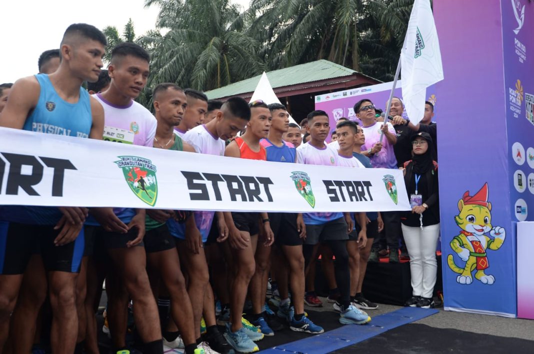 Pj Gubernur Sumut Dr Hasanudin melepas ratusan peserta Bukit Lawang Orangutan Trail Run di Terminal Atas Desa Perkebunan Bukit Lawang, Bahorok, Kabupaten Langkat, Minggu (12/5/2024). (Dok/Kominfo Sumut)