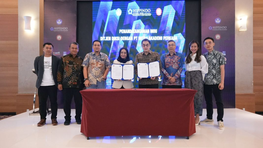 Penandatanganan naskah kerja sama tersebut dilakukan Direktur Jenderal Pendidikan Vokasi, Kiki Yuliati, dan Direktur MAP Retail Academy, Handaka Santosa di Jakarta, Rabu (8/5/2024). (Dok/Kemendikbudristek RI)