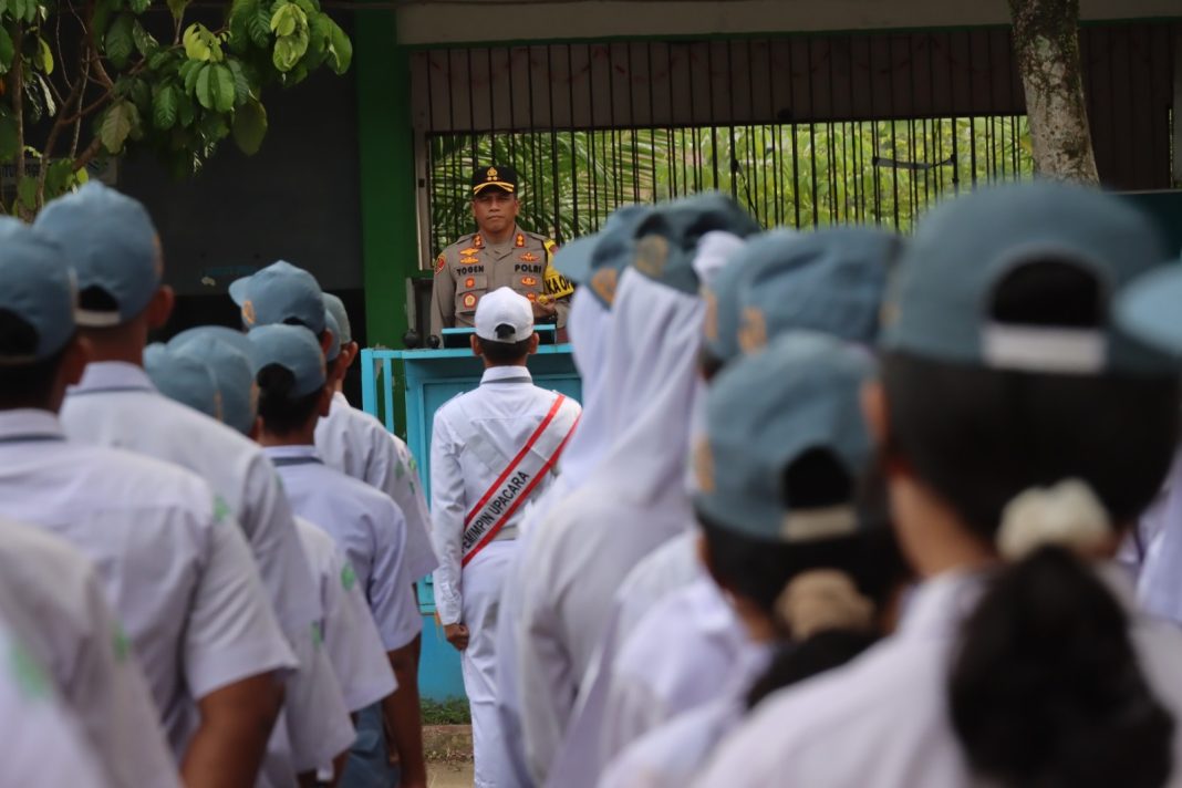 Kapolres Pematangsiantar AKBP Yogen Heroes Baruno saat menjadi pembina upacara bendera di SMA Negeri 5 Jalan Medan Kecamatan Siantar Martoba, Senin (13/5/2024). (Dok/Humas Polres Pematangsiantar)