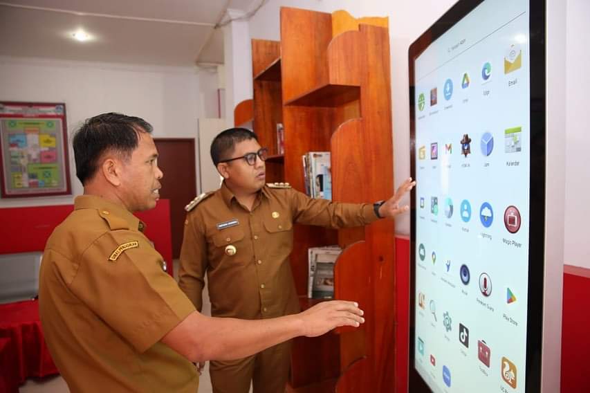 Pj Bupati Taput Dr Dimposma Sihombing bersama Kepala Dinas Pendidikan Taput Bontor A Hutasoit saat mengecek pengguna layanan kuesioner standard pelayanan data dan informasi dalam index kepuasan masyarakat di Kantor Dinas Pendidikan Taput, Senin (13/5/2024). (Dok/Kominfo Taput)