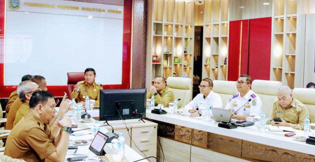 Pj Gubernur Sumut Dr Hassanudin mengikuti Rapat Koordinasi Pengendalian Inflasi Daerah 2024 bersama Kemendagri melalui zoom meeting di Ruang Sumut Smart Province Lantai 6 Kantor Gubernur Sumut, Jalan Pangeran Diponegoro Medan, Senin (13/5/2024). (Dok/Kominfo Sumut)