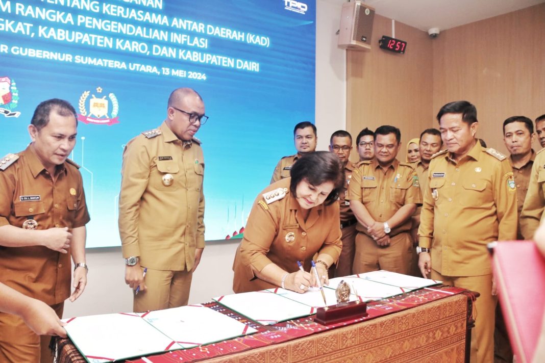 Pj Gubernur Sumut Hassanudin menyaksikan Penandatanganan MoU KAD Kabupaten Langkat, Kabupaten Karo dan Kabupaten Dairi dalam rangka Pengendalian Inflasi di Ruang Rapat Kantor Gubernur Sumut, Jalan Pangeran Diponegoro, Medan, Senin (13/5/2024). (Dok/Kominfo Sumut)