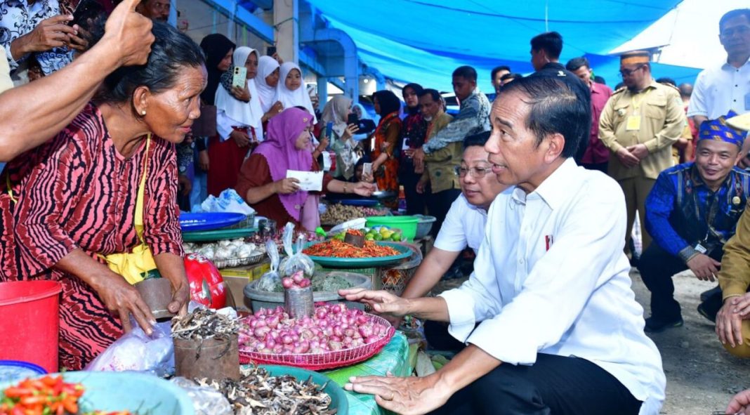 Presiden Jokowi mengamati stabilitas harga dan ketersediaan stok bahan pokok sebulan menjelang Idul adha dalam kunjungannya ke Pasar Lacaria, di Kabupaten Kolaka Utara, Provinsi Sulawesi Tenggara, Selasa (14/5/2024).