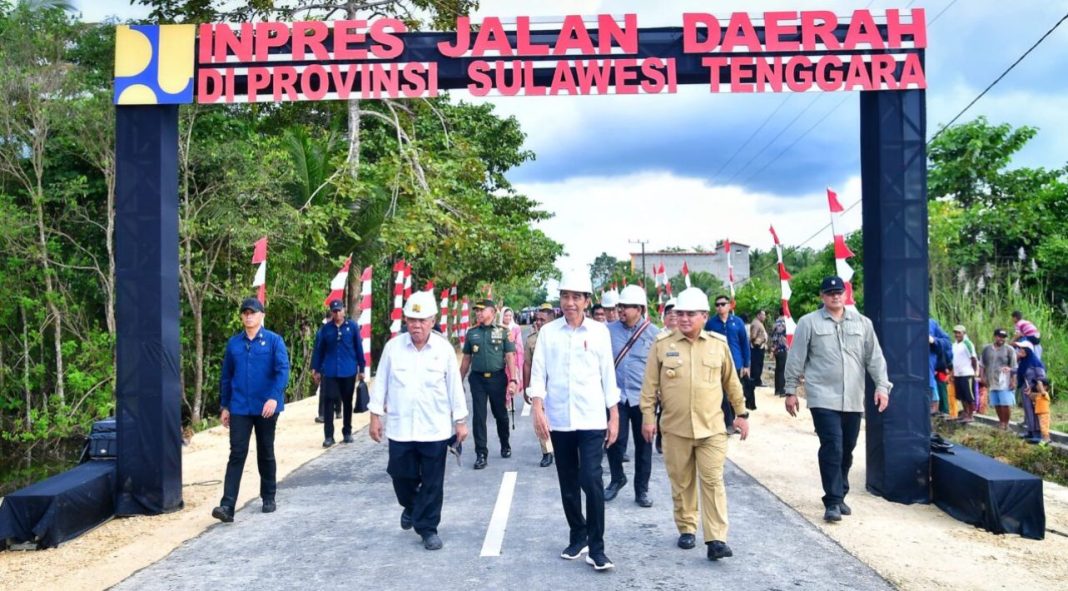 Presiden Jokowi meresmikan pelaksanaan Inpres Jalan Daerah di Kabupaten Muna Barat, Sulawesi Tenggara