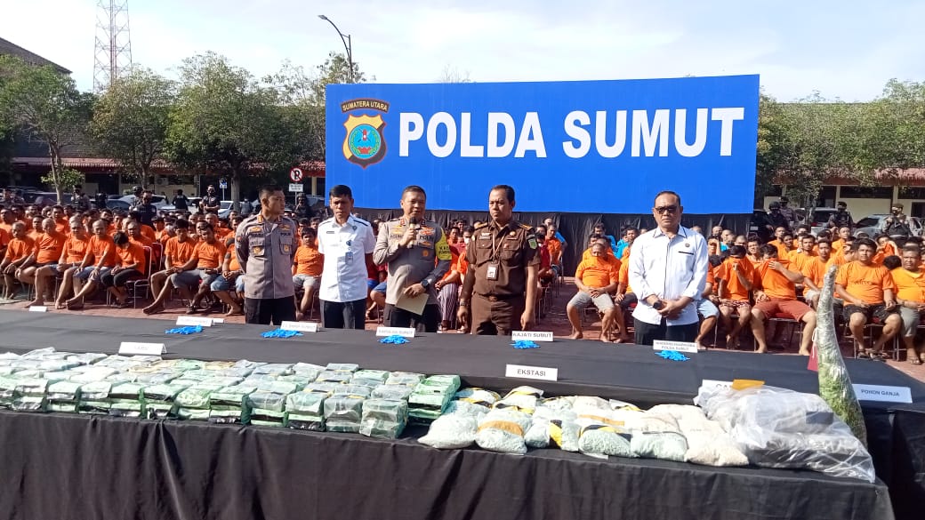 Kapolda Sumut Irjen Pol Agung Setya Iman Effendi memberikan penjelasan terkait pengungkapan kasus narkoba di Mapolda Sumut, Selasa (14/5/2024). (Dok/Polda Sumut)