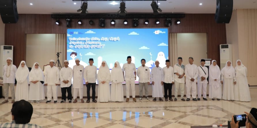 Foto bersama manajemen PLN UID Sumut bersama para calon jamaah haji di Balai Agung Astakona, Rabu (15/5/2024). (Dok/PLN)