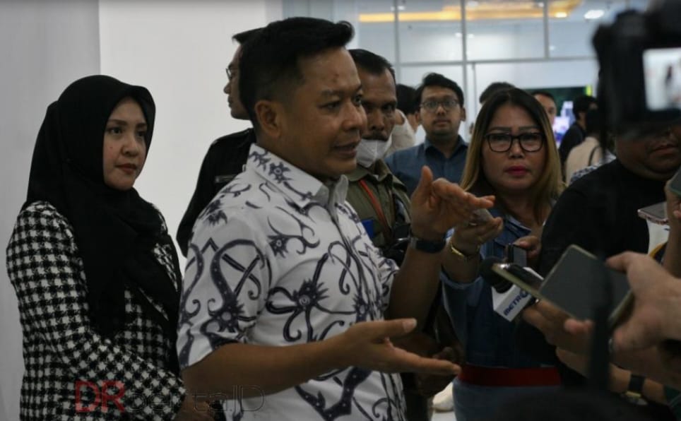 Rektor USU Prof Muryanto Amin diwawancarai wartawan.