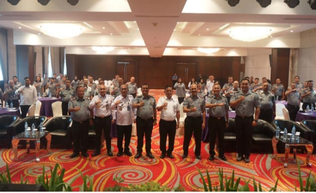 Para peserta jajaran Pemasyarakatan Kemenkumham Sumut foto bersama pada acara Rakernis di Four Points by Sheraton Medan, Rabu (15/5/2024). (Dok/Humas Kumham Sumut)