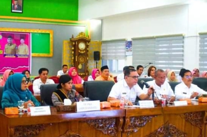 Plt Bupati Labuhanbatu diwakili Sekda Labuhanbatu Hasan Heri Rambe didampingi Asisten I, Kasi Dokkes Polres Iptu dr Yessy Simbolon, memaparkan kinerja pelaksanaan 8 aksi konvergensi penurunan stunting tahun 2023 saat mengikuti penilaian dari Tim Sumut, Rabu (15/5/2024). (Dok/Kominfo Labuhanbatu)