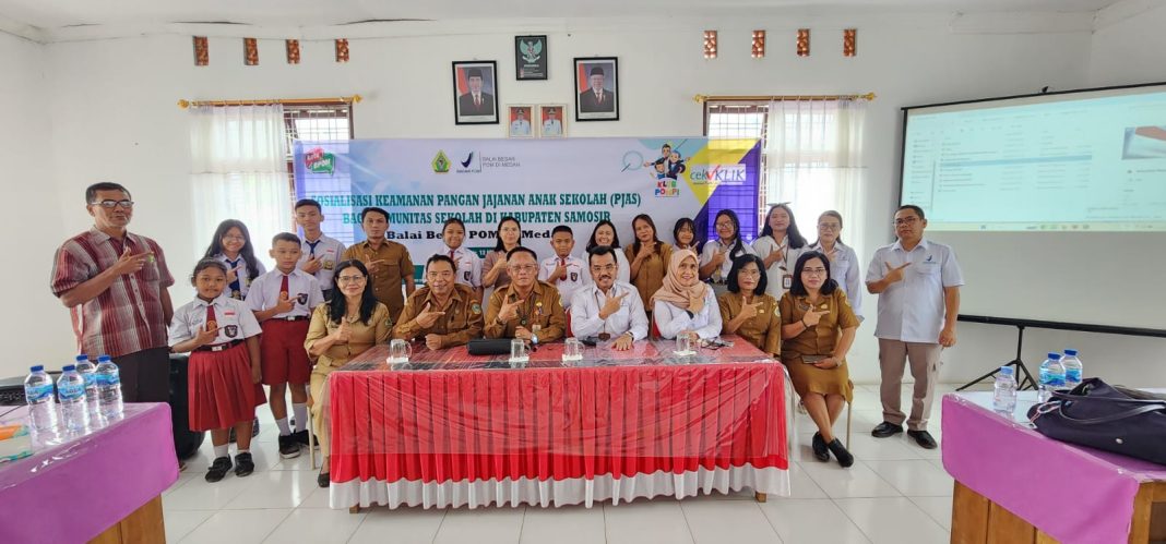 BBPOM Medan sosialisasi keamanan PJAS di Samosir. Tampak Kepala BBPOM Medan Drs Martin Suhendri Apt MFarm foto bersama peserta. (Dok/BBPOM)