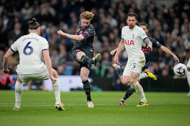 Aksi Kevin De Bruyne dalam laga Premier League antara Tottenham vs Manchester City, Rabu (15/5/2024) dini hari WIB.