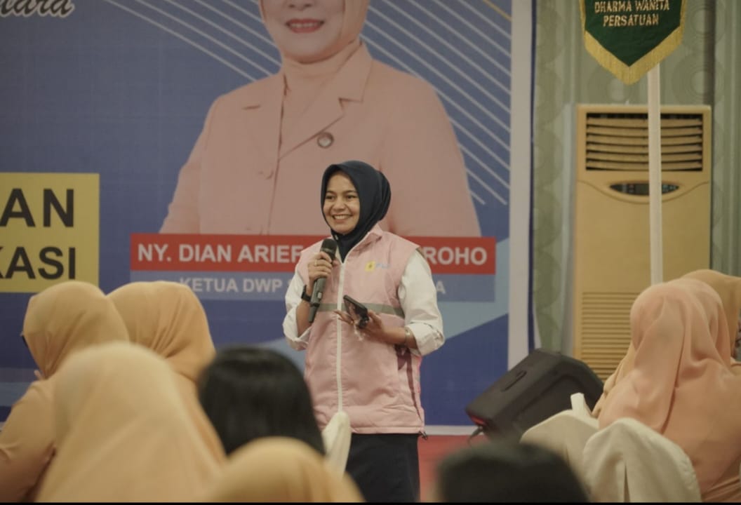 Srikandi PLN Emmy Robiah selaku Asisten Manager Niaga dan Pemasaran PLN UP3 Medan menjadi narasumber dalam workshop Perencanaan Keuangan dan Ketenagalistrikan Berbasis Aplikasi. (Dok/PLN)