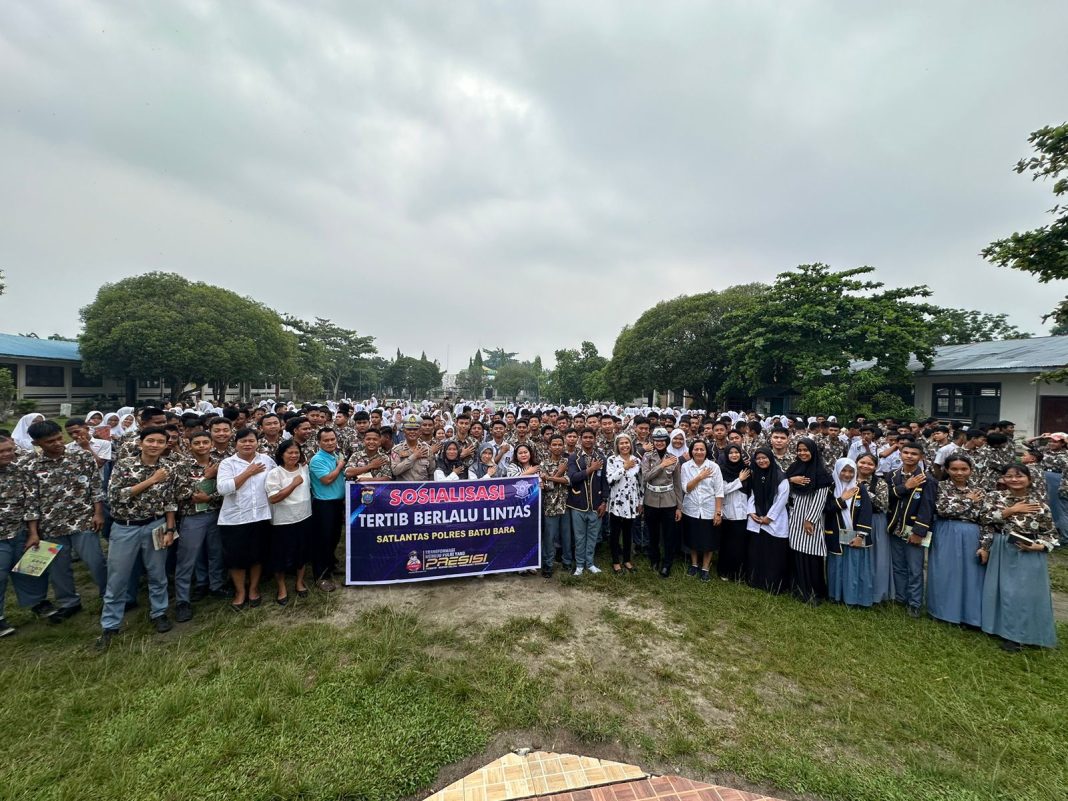 Tim Satlantas Polres Batubara foto bersama para siswa usaha melaksanakan sosialisasi tertib berlalulintas di SMAN 1 Air Putih Indrapura, Rabu (15/5/2024). (Dok/Polres Batubara)