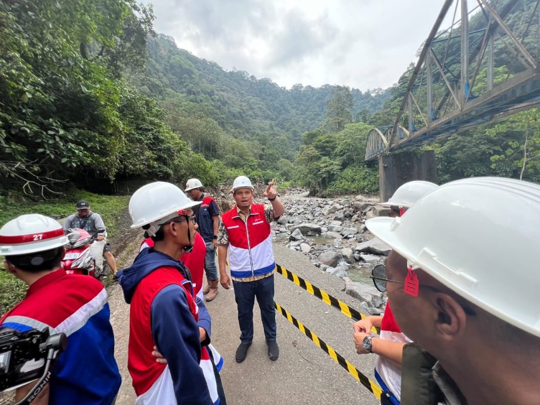 Executive General Manager Pertamina Patra Niaga Regional Sumbagut Freddy Anwar meninjau memastikan penyaluran BBM dan LPG wilayah Sumatera Barat dapat terpenuhi akibat terdampak bencana akibat lahar hujan Gunung Marapi di Kabupaten Agam dan Kabupaten Tanah Datar. (Dok/Pertamina)