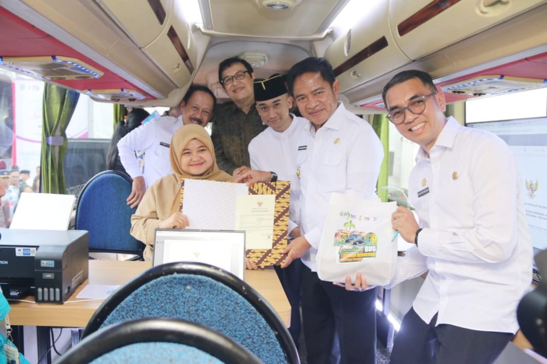 Pj Gubernur Sumut Dr Hassanudin meluncurkan Pelayanan Perizinan Bergerak (mobile service) yang berbentuk bus di halaman Istana Maimun, Jalan Brigjend Katamso Medan, Rabu (15/5/2024). (Dok/Kominfo Sumut)