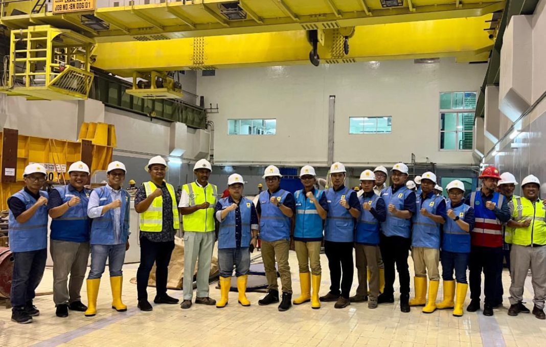 Manajemen PLN Pusat bersama PLN UIP SBU menggelar site visit ke Powerhouse dan Main Control PLTA Asahan 3, foto bersama, Selasa (7/5/2024) . (Dok/PLN)