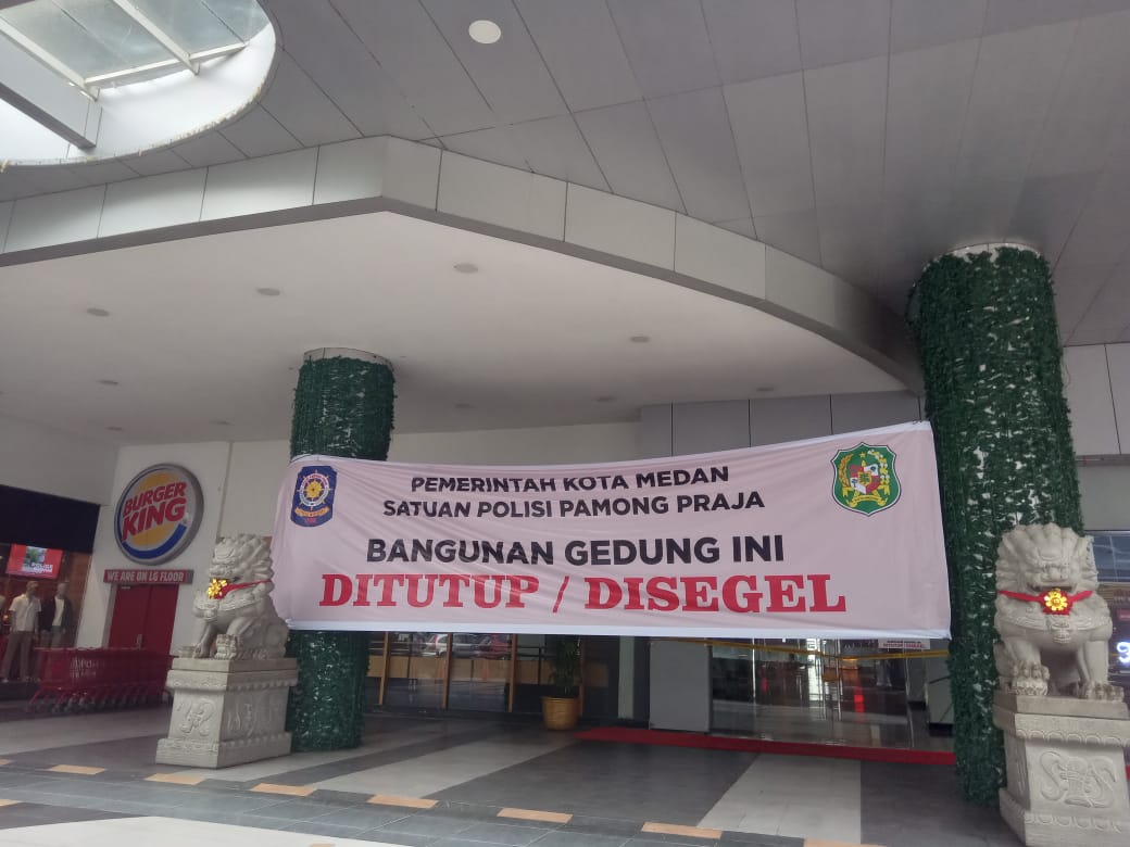 Gedung Mall Centre Point, Jalan Jawa Kelurahan Gang Buntu, Medan Timur, masih tersegel pasca disegel Wali Kota Bobby Nasution, Rabu (15/5/2024).