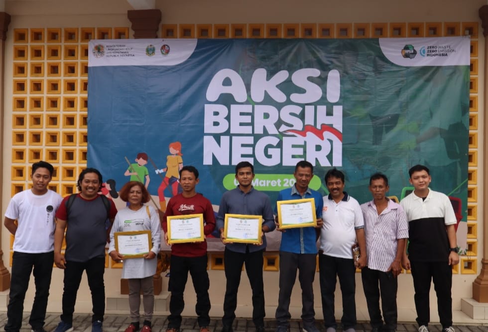 Program BSU Mandiri meraih piagam penghargaan dari Dinas Lingkungan Hidup Kabupaten Deliserdang, Rabu (15/5/2024). (Dok/PLN)