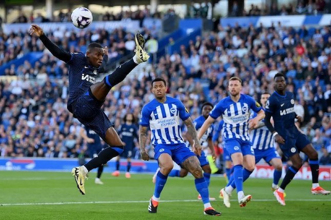 Aksi Nicolas Jackson dalam laga Premier League antara Brighton vs Chelsea, Kamis (16/5/2024) dini hari WIB.