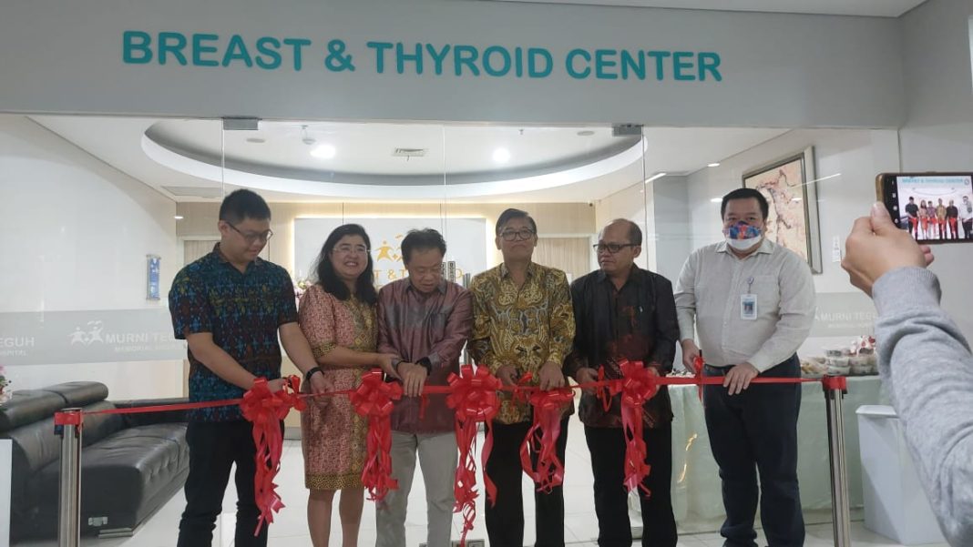 Ev Robin, Presiden Direktur DR dr Mutiara MHA MKT, Presiden Komisaris PT Murni Sadar Tbk Tjhin Ten Chun, Penanggungjawab dan Perwakilan Dokter Breast and Thyroid Center dr Albiner Simarmata SpB (K) Onk, Direktur Murni Teguh Memorial Hospital dr Feri Aulia MM, Wakil Direktur dr Bangbang Buhari MKM FISQua, bersama-sama melakukan pengguntingan pita meresmikan Breast and Thyroid Center di Lantai II Poli Life Style, Kamis (16/5/2024).