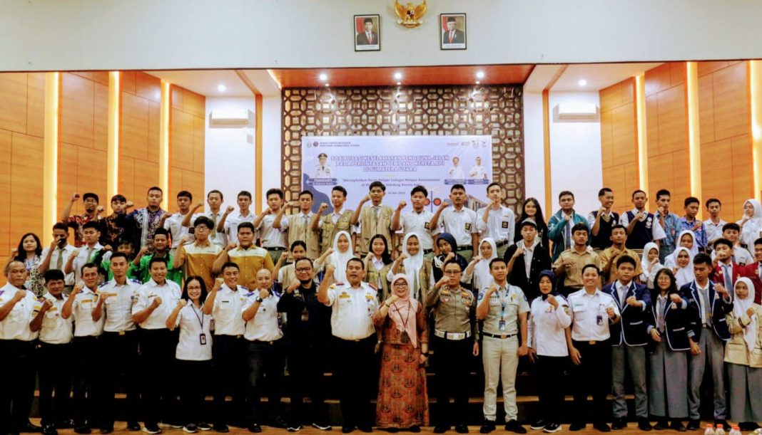 Muchsin Harahap foto bersama dengan para narasumber dan siswa/i SMKN 7 Medan peserta sosialisasi keselamatan sebidang kereta api di Aula SMKN 7 Medan, Kamis (16/5/2024). (Dok/Dishub Sumut)