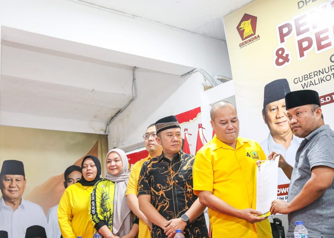 Ketua DPD Partai Golkar Sumut Musa Rajekshah atau akrab disapa Ijeck diwakili Sekretaris DPD Golkar Sumut, Ilhamsyah mengembalikan formulir pendaftaran balon Gubernur Sumut ke DPD Partai Gerindra, Jumat (17/5/2024). (Dok/Golkar Sumut)