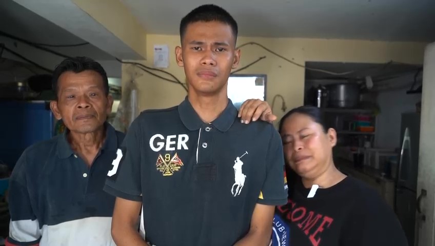 Satrio Mukhti (18) didampingi ayah dan ibunya menyampaikan rasa terima kasih kepada Kapolri Jenderal Polisi Drs Listyo Sigit Prabowo atas hadiah yang diberikan. (Dok/Humas Polri)