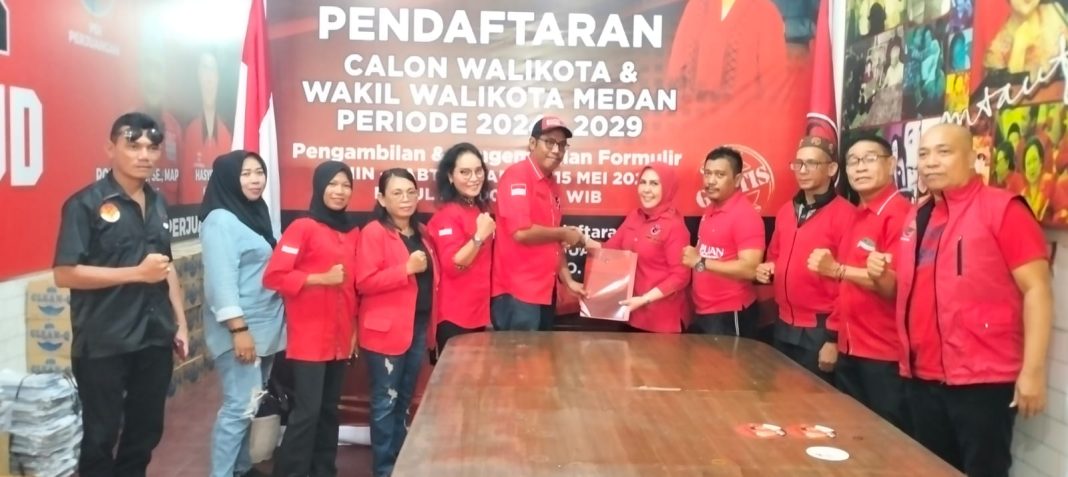 Dr Hj Fitriani Manurung MPd menyerahkan formulir pendaftaran diri sebagai balon Wakil Wali Kota Medan kepada Ketua Penjaringan dan Pendaftaran Calon Wali Kota dan Wakil Wali Kota Medan Raymond PY Siagian didampingi lainnya di Kantor DPC PDI Perjuangan Medan, Jalan Sekip Baru, Sabtu (18/5/2024).