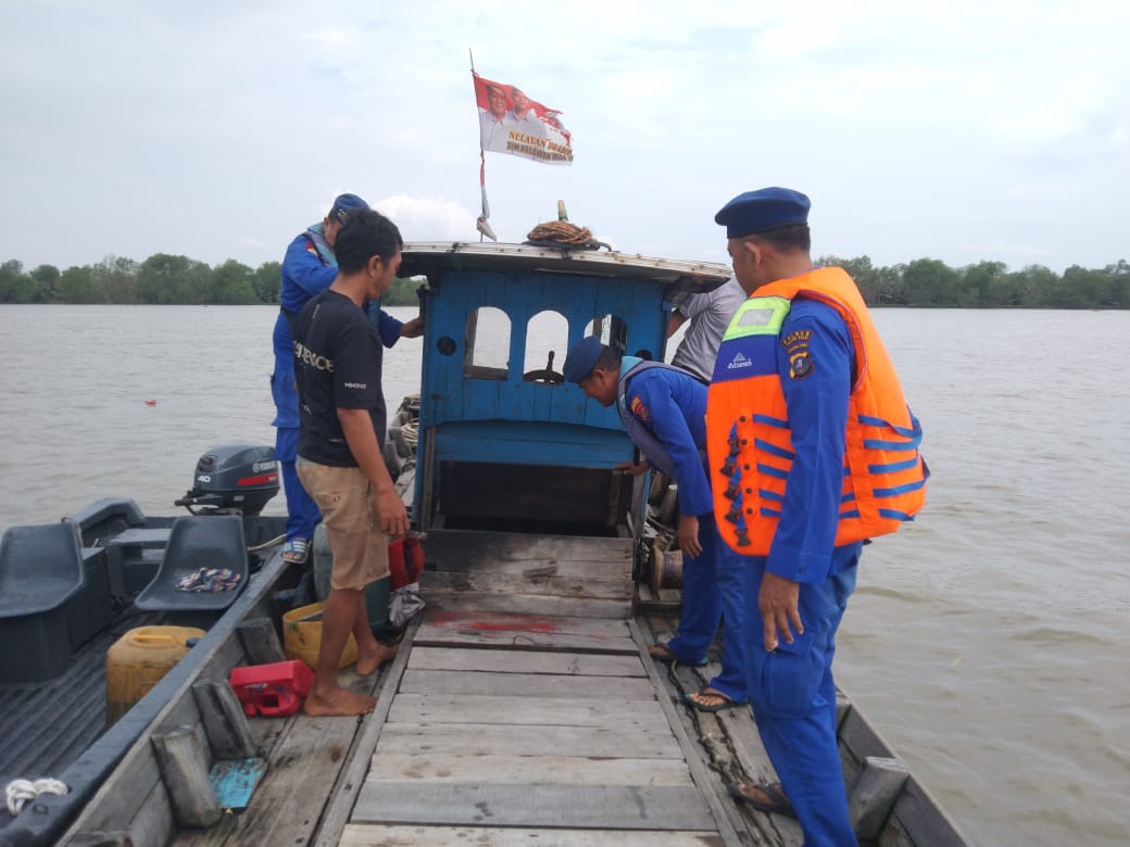 Kegiatan patroli di perairan Tanjungbalai-Asahan berlangsung, Sabtu (18/5/2024) sekira pukul 14.25 WIB, personil yang melaksanakan Aiptu Sarianto, Bripka Asef HS, Bripka AH Saragih dan Bripka AS Damanik dengan menggunakan Kapal Patroli II 1014. (Dok/Humas Polri)