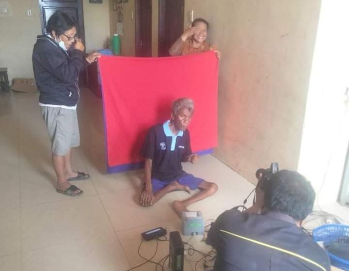 Disdukcapil Humbahas saat melakukan pelayanan jemput bola penyandang disabilitas di Desa Sihite I, Kecamatan Doloksanggul, Jumat (17/5/2024). (Dok/Disdukcapil Humbahas)