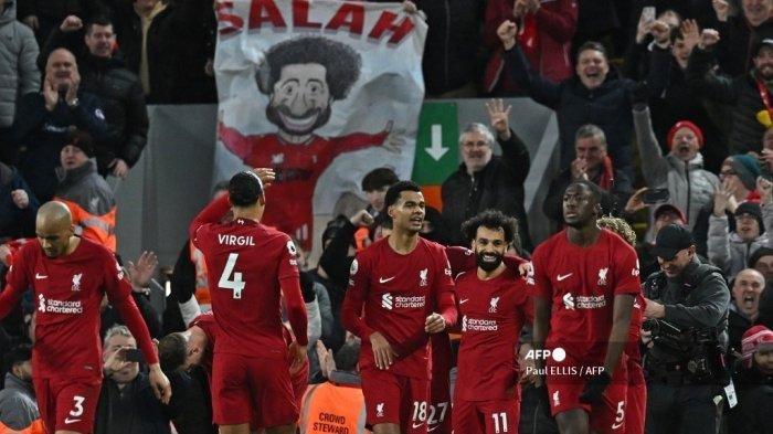 Striker Liverpool Mesir Mohamed Salah (kanan tengah) merayakan dengan rekan setimnya setelah mencetak gol duel seru pekan terakhir Liga Inggris mempertemukan Liverpool berhadapan dengan Wolves, Minggu (19/5/2024).
