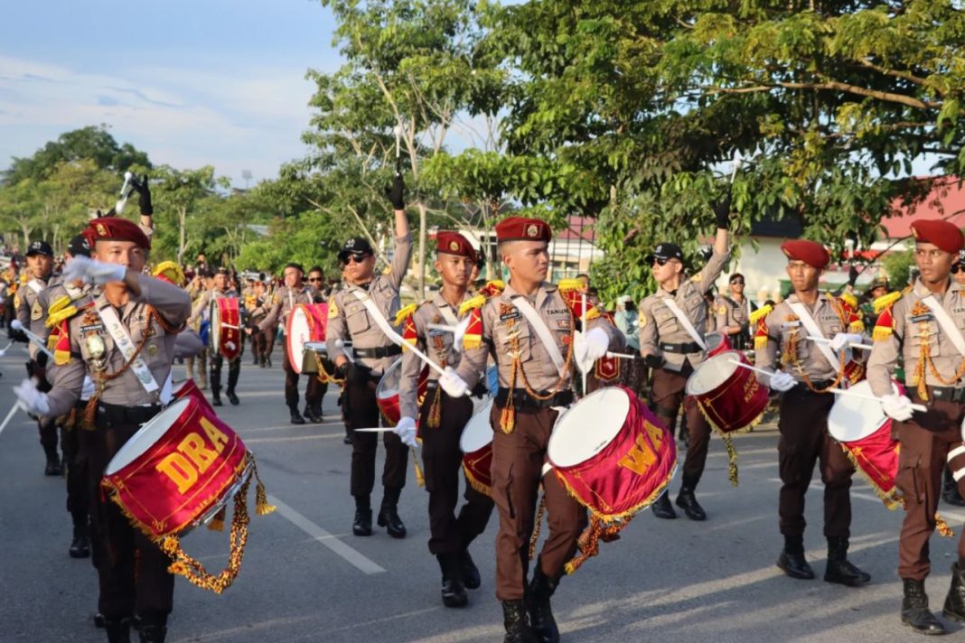 Antusiasme meriah memenuhi Lapangan Utama Kabupaten PPU saat masyarakat setempat berkumpul untuk menyaksikan pertunjukan Drumcorps Integrasi Yontarlat Kijang Latsitardanus XLIV tahun 2024.