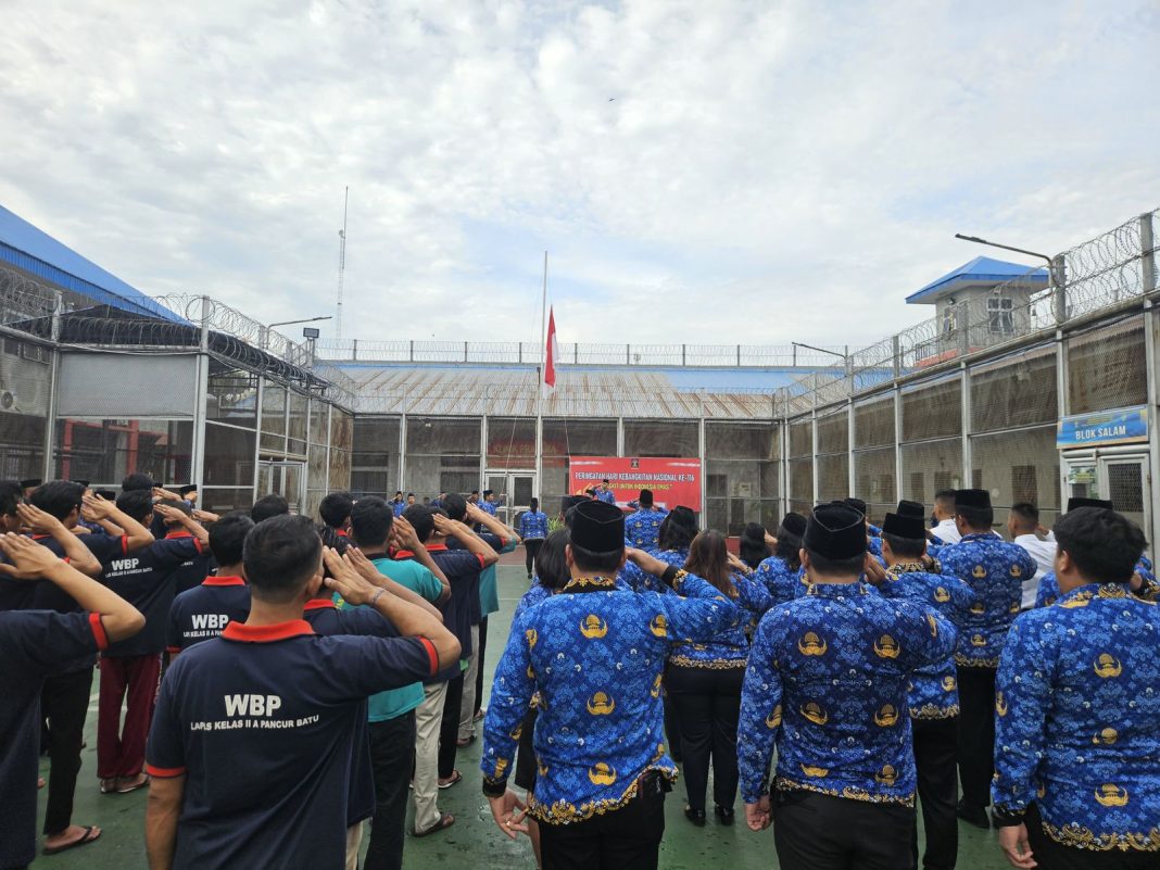 Lapas Kelas IIA Pancurbatu Kanwil Kemenkumham Sumut menggelar upacara peringatan Hari Kebangkitan Nasional ke-116 tahun di Lapangan Upacara Lapas Pancurbatu, Senin (20/5/2024). (Dok/Lapas Pancurbatu)
