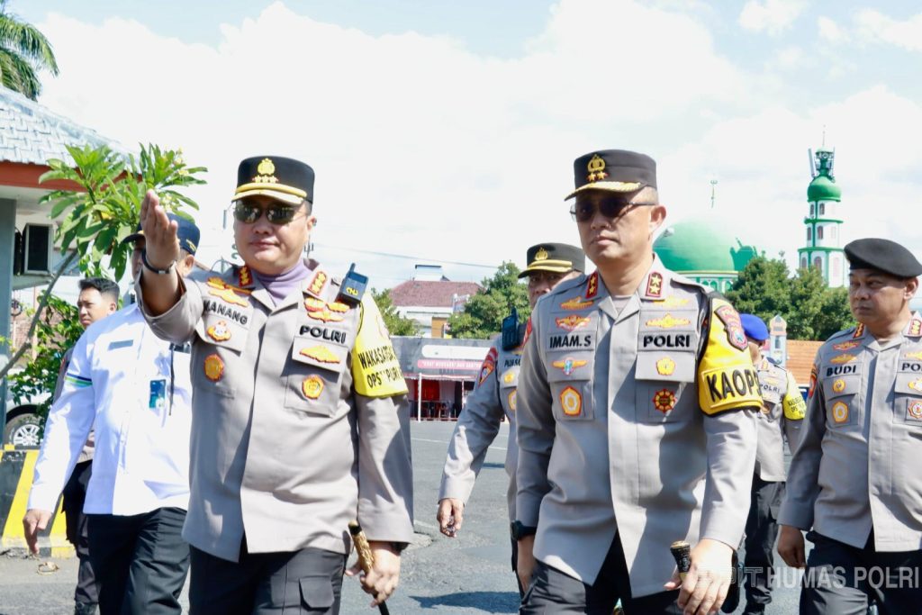 Kapolda Jatim Irjen Pol Imam Sugianto saat meninjau Pelabuhan Ketapang didampingi para pejabat utama Polda Jatim, Kapolresta Banyuwangi Kombes Pol Nanang Haryono dan para pejabat utama Polresta Banyuwangi, Senin (20/5/2024). (Dok/Humas Polri)