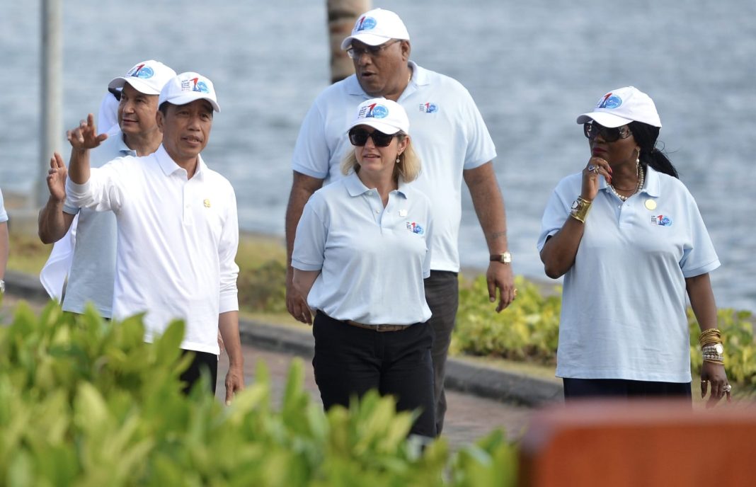 Presiden Jokowi menjelaskan proses pembibitan mangrove kepada Utusan Khusus Prancis Barbara Pompili (kedua kanan) dan Secretary General of the Convention on Wetlands Musonda Mumba (kanan) saat kegiatan Leaders’ Visit rangkaian World Water Forum ke-10 2024 di kawasan mangrove Taman Hutan Raya (Tahura) Ngurah Rai, Denpasar, Bali, Senin (20/5/2024). (Dok/Media Center World Water Forum 2024)