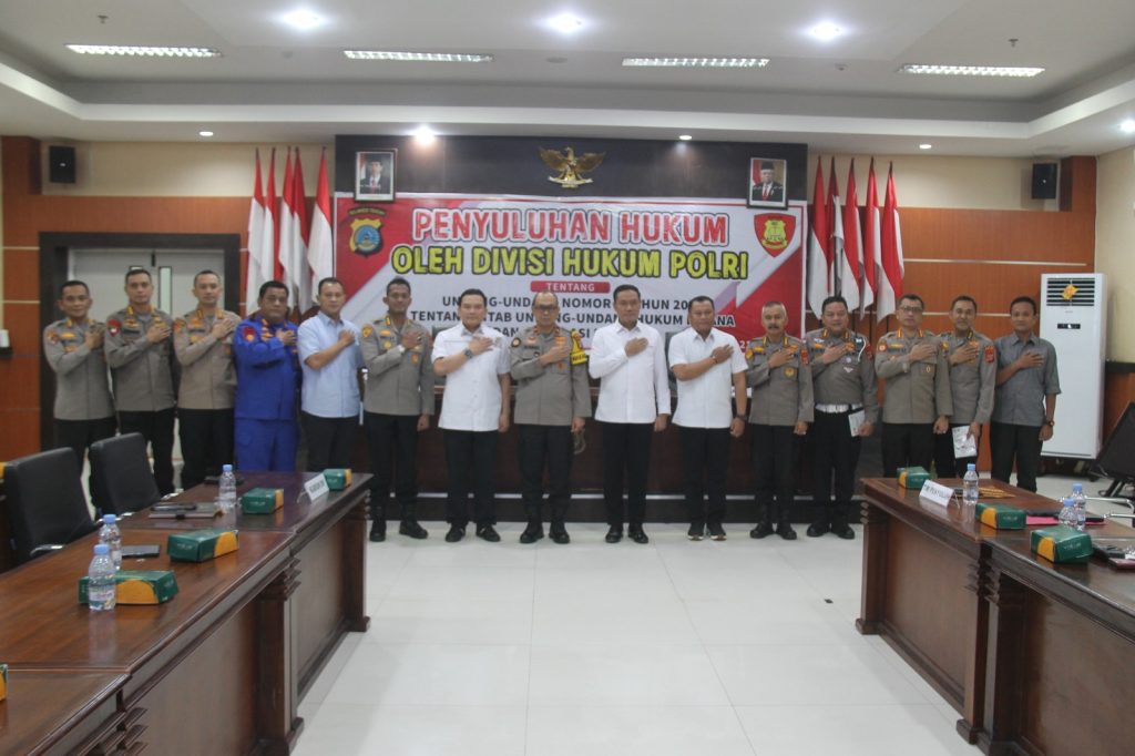 Penyuluhan hukum tentang KUHP dan HAM kepada personel Polda Sulteng di Ruang Rupatama, Selasa (21/5/2024). (Dok/Humas Polri)