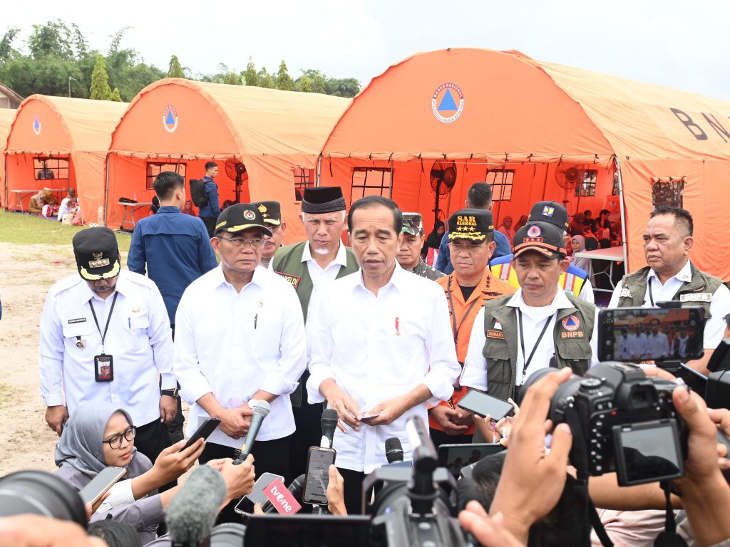 Presiden Jokowi memberikan keterangan di hadapan wartawan di Kabupaten Agam, Provinsi Sumbar, Selasa (21/5/2024).