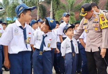 Kapolres Padangsidimpuan AKBP Dudung Setyawan tampak berbincang-bincang dengan siswa saat berkunjung ke SMPN 1 Padangsidimpuan, Selasa (21/5/2024).