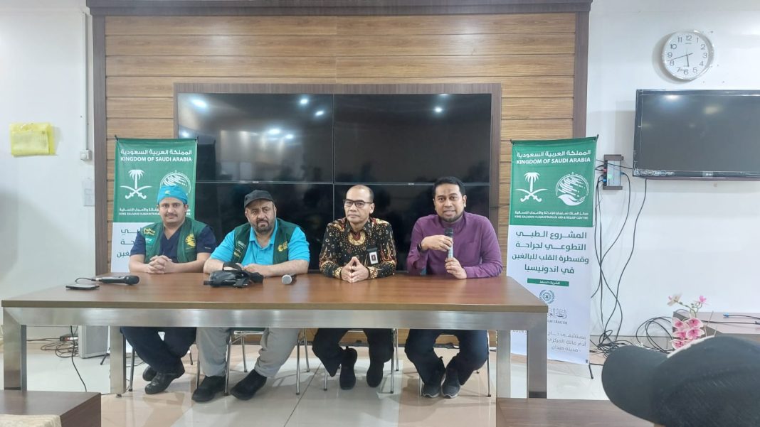 Direktur Utama RSUP H Adam Malik dr Zainal Safri MKed (PD) SpPD-KKV SpJP (K) didampingi Tim KSRelief dari Kerajaan Arab Saudi dan Muslim World League yang berbasis di Arab Saudi memberikan keterangan kepada wartawan, Selasa (21/5/2024). (Dok/Humas RSUP H Adam Malik)