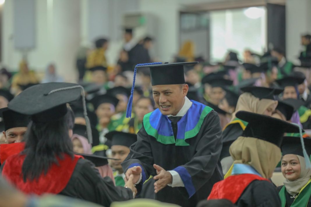 Wakil Gubernur Sumut periode 2018-2023 Musa Rajekshah mengikuti Wisuda Periode III Tahun Ajaran 2023/2024 USU dengan Gelar Doktor Studi Pembangunan di FISIP, Rabu (22/5/2024). (Dok/Tim Ijeck)