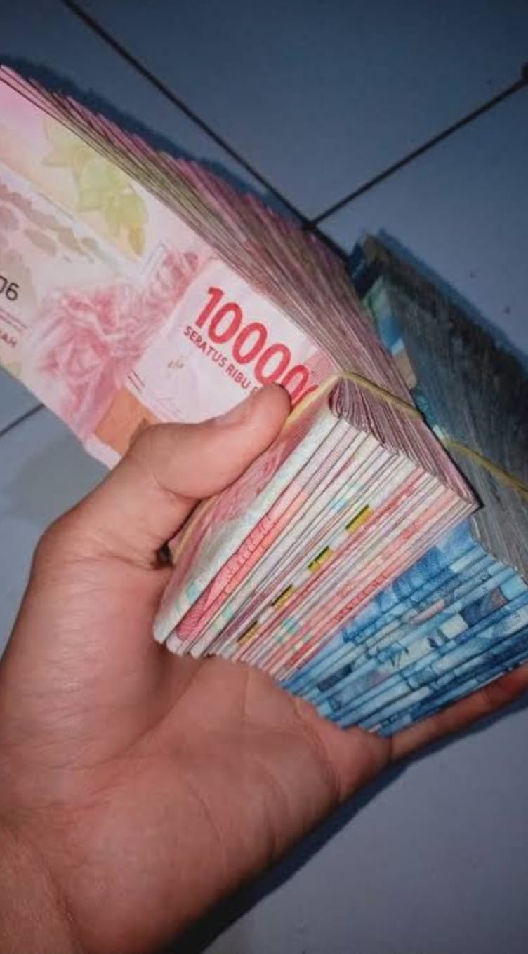 Uang rupiah.