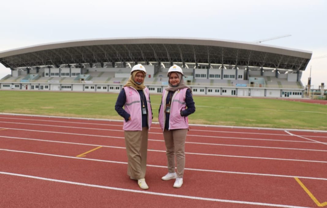 Srikandi PLN UP3 Lubukpakam foto di venue lapangan sepak bola di Stadion Madya Dispora Sumut, Kabupaten Deliserdang, Provinsi Sumut. (Dok/ PLN)