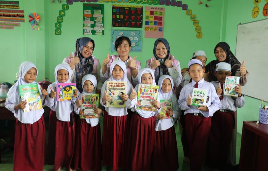 Srikandi PLN UP3 Lubukpakam foto bersama dengan siswa siswi dan guru Sekolah Dasar Islam Terpadu (SD IT) Bina Insan.