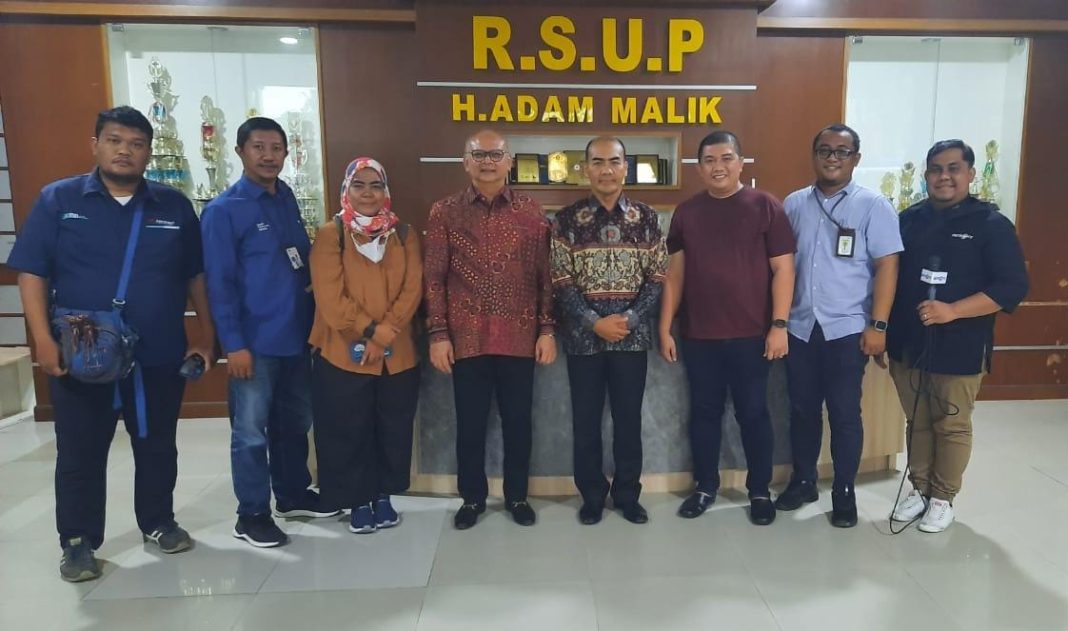 Direktur Utama RSUP H Adam Malik dr Zainal Safri MKed (PD) SpPD-KKV SpJP (K) didampingi Direktur Medik dan Keperawatan dr Otman Siregar SpOT (K) foto bersama dengan wartawan usai diwawancarai di Gedung Administrasi RSUP H Adam Malik, Rabu (22/5/2024).